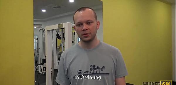  HUNT4K. Nettes Mädchen anstatt zu trainieren hat Sex im Fitnessstudio mit einem reichen Jäger